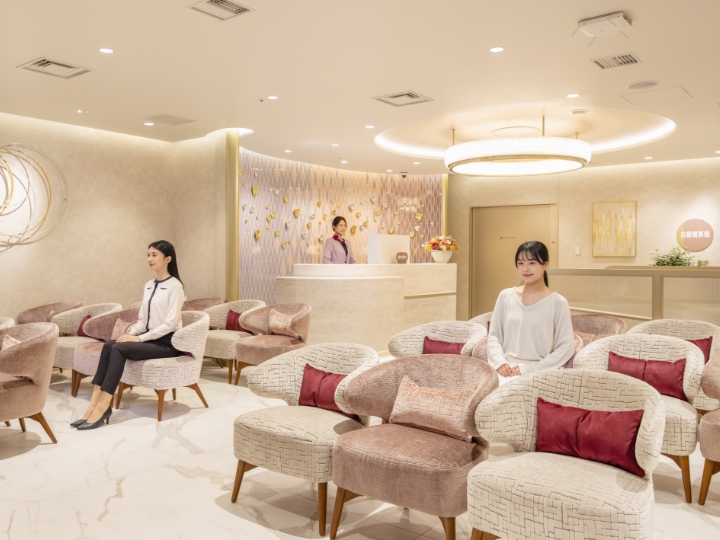 女性受付待合